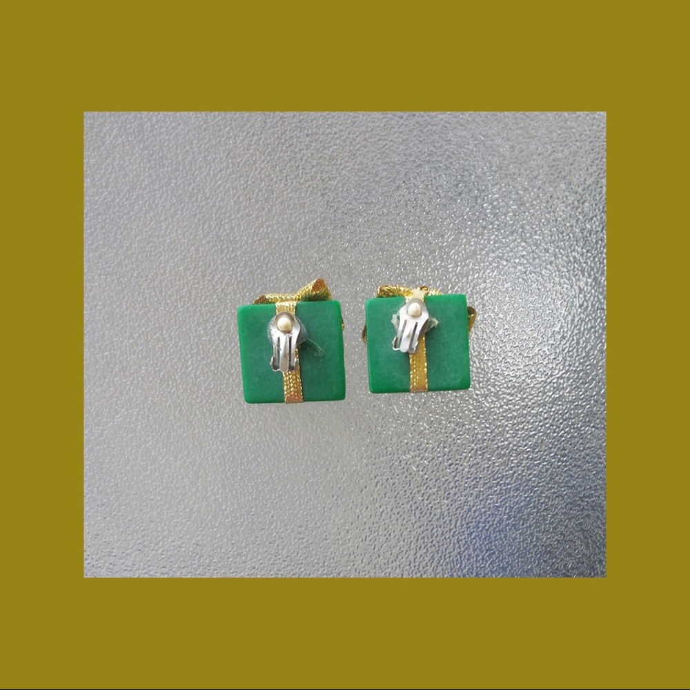 VTG Green Gift Wrapped Presents w/ Gold Bows Clip On BLING Earrings - Picture 5 of 6